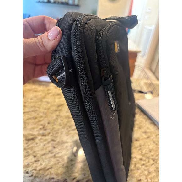 Case Logic Black 17" Laptop Bag - Used - Good Condition - Picture 7 of 7